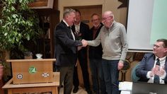 V.l.: 1. Vorsitzender Fritjof Schumacher; Jugendwart Hans-Dieter Viebrock; 2. Vorsitzender Hartmut Zagermann; Uwe Steenken; sitzend: Schatzmeister Ingo John). Foto: eb