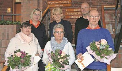 Anzeiger-Geschäftsführerin Anja Kalski (hintere Reihe v. li.), Anzeiger-Objektleiterin Birgit Wrissenberg und Benjamin Bünning (Geschäftsführer Natur- und Erlebnispark GmbH) überreichten die Preise an  Janine Docken (vorne, v. li.), Liane Krihson und Thomas Möller.