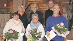 Anzeiger-Geschäftsführerin Anja Kalski (hintere Reihe v. li.), Anzeiger-Objektleiterin Birgit Wrissenberg und Benjamin Bünning (Geschäftsführer Natur- und Erlebnispark GmbH) überreichten die Preise an  Janine Docken (vorne, v. li.), Liane Krihson und Thomas Möller.