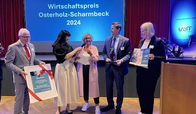 Klaus Sass (stellvertr. Bürgermeister der Stadt OHZ), Moderatorin Christina Loock, Preisträgerin Ulrike Schrage (Firma Schrage), Thorben Prenntzell (Vorstandsvors. der Sparkasse) und Anja Kalski (2. Vorsitzende des Wirtschaftstreffs)