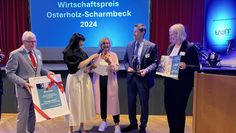 Klaus Sass (stellvertr. Bürgermeister der Stadt OHZ), Moderatorin Christina Loock, Preisträgerin Ulrike Schrage (Firma Schrage), Thorben Prenntzell (Vorstandsvors. der Sparkasse) und Anja Kalski (2. Vorsitzende des Wirtschaftstreffs)
