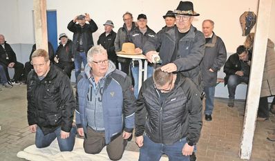 Neulinge müssen sich am Abend noch einer Taufe unterziehen, ehe sie offiziell Teil der Gruppe werden.