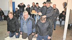 Neulinge müssen sich am Abend noch einer Taufe unterziehen, ehe sie offiziell Teil der Gruppe werden.