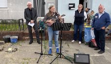 Musikalisch begleitet wurde die Zeremonie von Andrea Türk von den „Omas gegen rechts“.