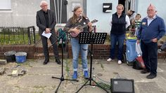 Musikalisch begleitet wurde die Zeremonie von Andrea Türk von den „Omas gegen rechts“.