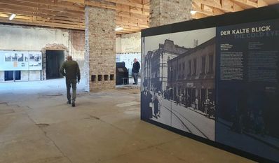 Letzte Bilder jüdischer Familien aus dem Ghetto von Tarnów sind noch bis zum 10. Mai in Sandbostel zu sehen.