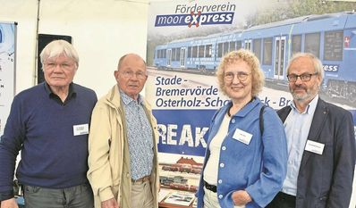 Wolfgang Konukiewitz, Uwe Baumert, Elke Weh und Burckhard Rehage am Stand ihres Fördervereins Moorexpress beim Bahnhofsfest der evb.