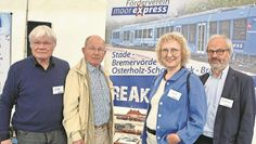 Wolfgang Konukiewitz, Uwe Baumert, Elke Weh und Burckhard Rehage am Stand ihres Fördervereins Moorexpress beim Bahnhofsfest der evb.