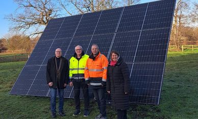 Der erste sogenannte PVmover im Landkreis Osterholz steht in Schwanewede. Von links: Harald Bartmann-Sonnenburg, Klaus Winsemann, Günter Maiworm-Schnaars und Christina Jantz-Herrmann