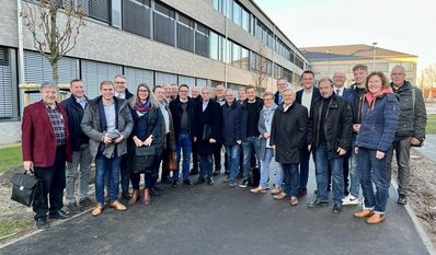 Die Kreispolitiker:innen machten sich in Bremervörde ein Bild vom Neubau des Gymnasiums und dem Abriss des Altbaus. Foto: eb