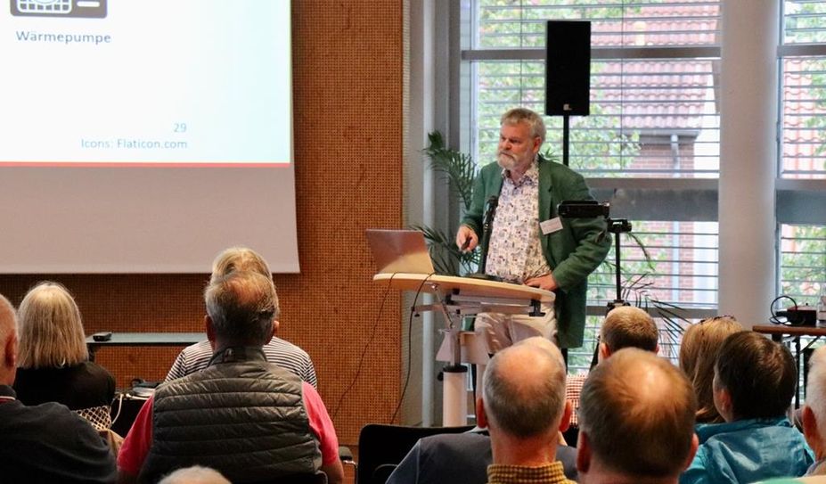 Dr. Jens Claussen sprach über die Vorteile einer Wärmepumpen-Heizungsanlage.