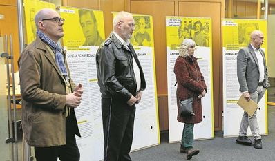 Mit Schautafeln wird auf die Opfer rechter Gewalt in Niedersachsen hingewiesen. Günther Justen-Stahl und Katharina Witte (kl. Bild) eröffneten die Ausstellung.