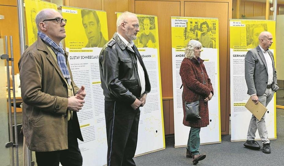 Mit Schautafeln wird auf die Opfer rechter Gewalt in Niedersachsen hingewiesen. Günther Justen-Stahl und Katharina Witte (kl. Bild) eröffneten die Ausstellung.