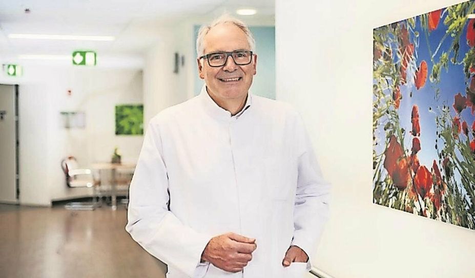 Dr. Jörg Franke hält einen Vortrag in Zeven.