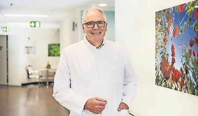 Dr. Jörg Franke hält einen Vortrag in Zeven.