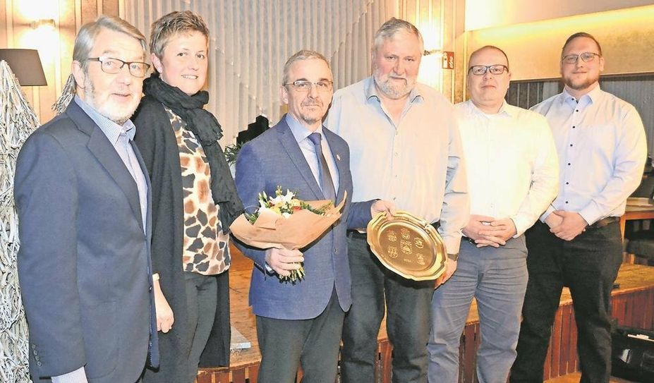 Ratsvorsitzender Lars Ribler bedankte sich mit den Fraktionssprechern Kerstin Tiedemann, Axel Quast und Andreas Wehber sowie dem allgemeinen Verwaltungsvertreter Henning von Bargen bei Holger Meyer (3. v. li.).