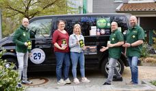 Die Kanu-Gruppe mit Marina Muche und Sarah Mangels vor dem Reiseantritt am Bremervörder Hospiz.