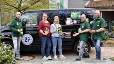 Die Kanu-Gruppe mit Marina Muche und Sarah Mangels vor dem Reiseantritt am Bremervörder Hospiz.