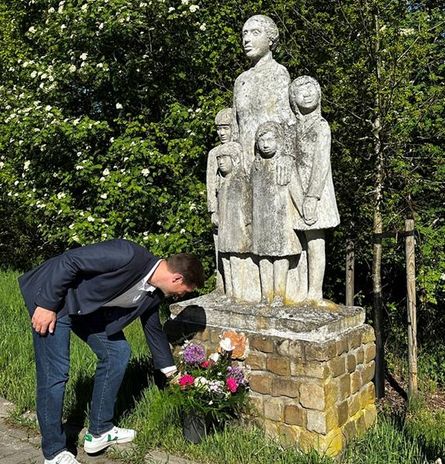 Bürgermeister Kim Fürwentsches am „Denk-mal an die Mütter“.