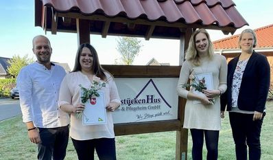 Mark Noetzelmann (li.) und Tina Noetzelmann (re.) freuen sich mit Aniko Pütz (2. v. li.) und Nastasja Schock.