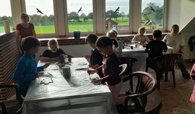 Zwölf Kinder bastelten fleißig Baumschmuck für das „Tannenbaumaufstellen“ am 26. November.