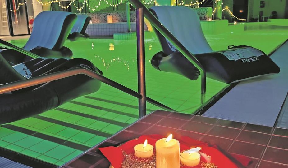 Das Familienbad verwandelt sich in eine Wohlfühloase mit perfektem Ambiente zum entspannen.