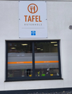 Neues Schild und Fensterbeklebungen machen die Osterholzer Tafel in der Kirchenstraße auch von außen deutlich erkennbar.