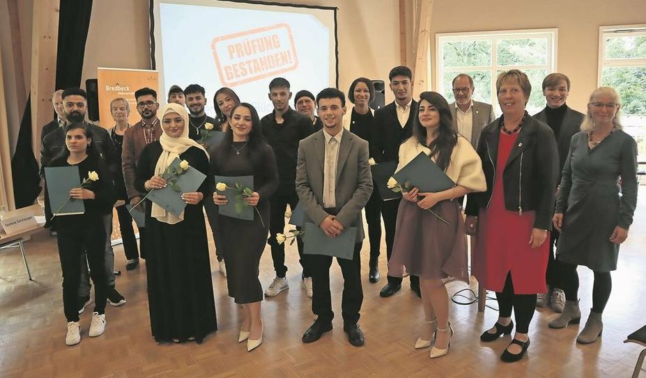 Alle Absolventinnen präsentieren stolz ihr Abschlusszeugnis.