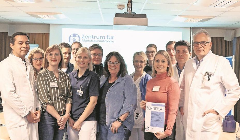 Das interdisziplinäre Team des ATZ rund um die Chefärzte Dr. Jörg Franke (vorne rechts) und Alexei Cabanillas Diaz (2. Reihe rechts).