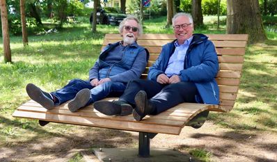 Geldgeber Jochen Semken (links) und Bürgermeister Stefan Schwenke haben sichtlich Spaß.