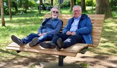 Geldgeber Jochen Semken (links) und Bürgermeister Stefan Schwenke haben sichtlich Spaß.