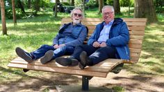 Geldgeber Jochen Semken (links) und Bürgermeister Stefan Schwenke haben sichtlich Spaß.