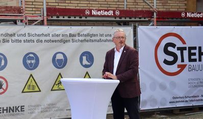 Landrat Bernd Lütjen ist sehr zufrieden mit dem Baufortschritt und hatte eine gute Nachricht zum Budget verkünden.