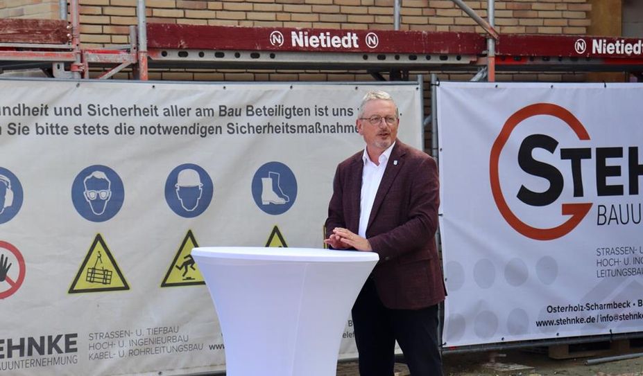 Landrat Bernd Lütjen ist sehr zufrieden mit dem Baufortschritt und hatte eine gute Nachricht zum Budget verkünden.