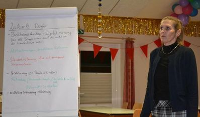 Bürgermeisterin Melanie Steffens leitete die Bürgerversammlung im Dörphuus Hollen, bei der viele interessante Projekte vorgeschlagen wurden.