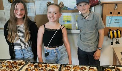 Diese Kinder backten im Rahmen der Projektwoche einen Hummelkuchen.