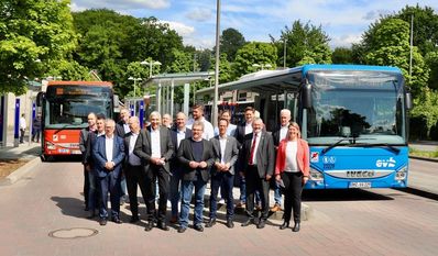 Die Gemeinden, Verkehrsbetriebe und -verbunde stellten gemeinsam den neuen „Osterholz-Takt“ vor. Der Fahrplan der Busse im Landkreis wurde im Dezember 2024 angepasst.