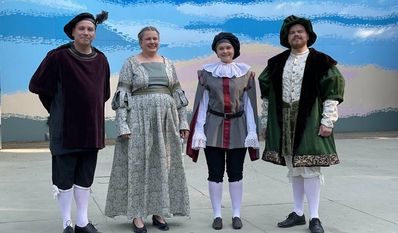 Shakespeares beste Komödie auf der Freilichtbühne:
Henry Balzer als Valentin, Nicole Drewes als Curia, Merle-Marie Lücken als Viola und Marik Lefeld  als Herzog in Shakespears „Was ihr wollt“.