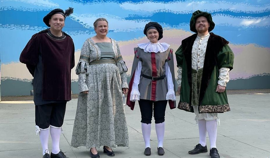 Shakespeares beste Komödie auf der Freilichtbühne:
Henry Balzer als Valentin, Nicole Drewes als Curia, Merle-Marie Lücken als Viola und Marik Lefeld  als Herzog in Shakespears „Was ihr wollt“.