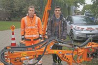 Joost Spreckels arbeitet bei der Straßenmeisterei in Bremervörde und informiere Besucher wie Christopher über den Beruf "Straßenwärter:in".