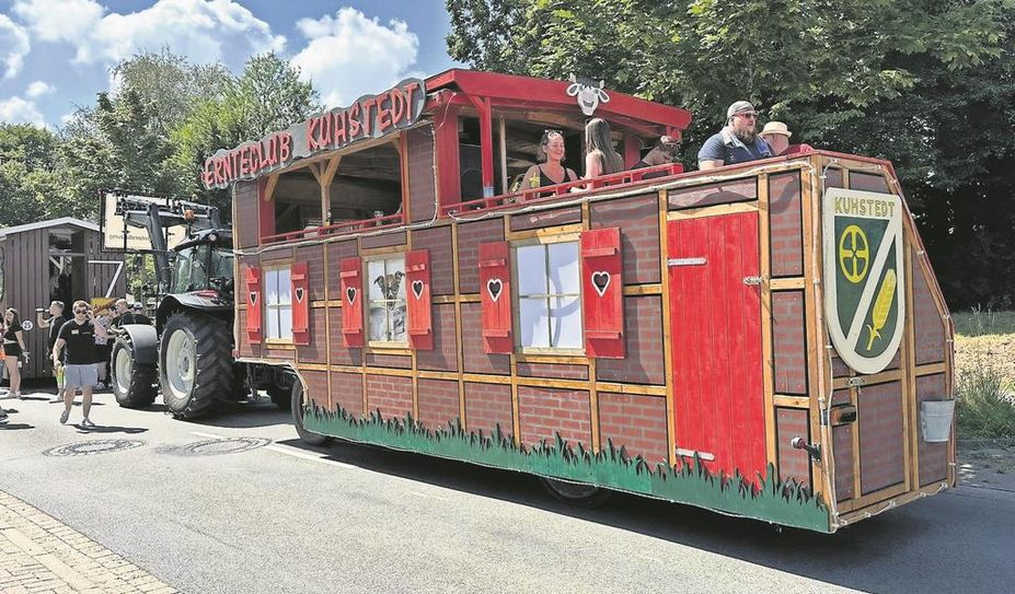 Der Ort Kuhstedt wurde bereits passend zum Erntefest dekoriert.