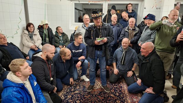 Kniend warten die acht Täuflinge auf das was kommen mag – eine klare Sache in Hollen.