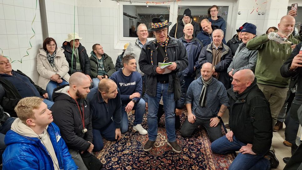 Kniend warten die acht Täuflinge auf das was kommen mag – eine klare Sache in Hollen.