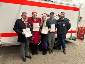 Stolz präsentieren die Geehrten ihre Urkunden. Sie freuen sich auf ein weiteres erfolgreiches Jahr bei der DRK-Bereitschaft.