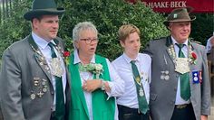 Die amtierenden Scharmbecker Majestäten: Hauptkönig Christoph Fechtmann, Damenkönigin Gaby Schnibbe, Jugendkönig Johannes wittschen und Vizekönig Stephan Hecht (v.l.).