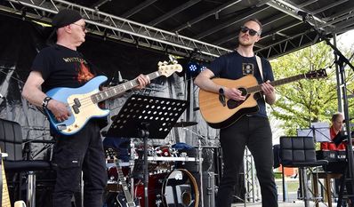 Auf der Bühne sorgten viele Musikerinnen und Musiker für ordentlich Stimmung.
