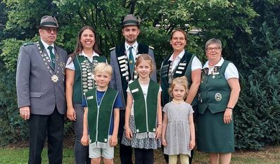 Das amtierende Königshaus um Königin Susanne Thielker und König Thomas Müller vom Schützenverein Glinde, Kornbeck und Umgegend freut sich, endlich wieder Schützenfest zu feiern.