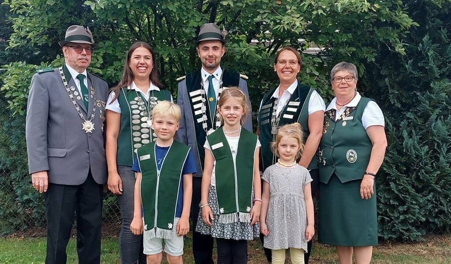 Das amtierende Königshaus um Königin Susanne Thielker und König Thomas Müller vom Schützenverein Glinde, Kornbeck und Umgegend freut sich, endlich wieder Schützenfest zu feiern.