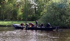 Mit vereinten Kräften wird die Wasserrettung geübt.
