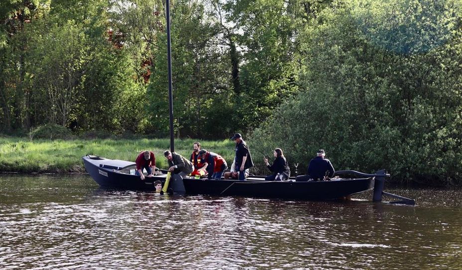 Mit vereinten Kräften wird die Wasserrettung geübt.